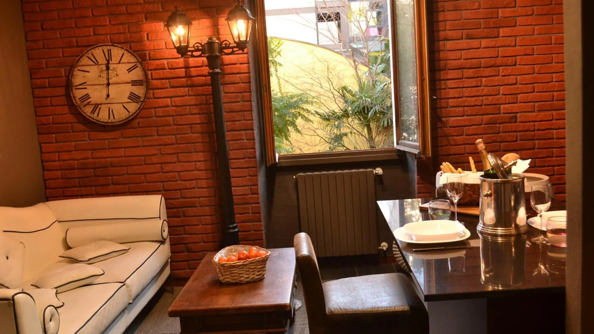 Milano Garden Center Apartment 0*, Milan